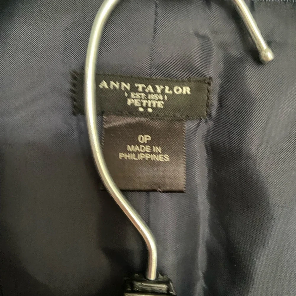 Ann Taylor navy skirt suit 0P - Picture 6 of 9